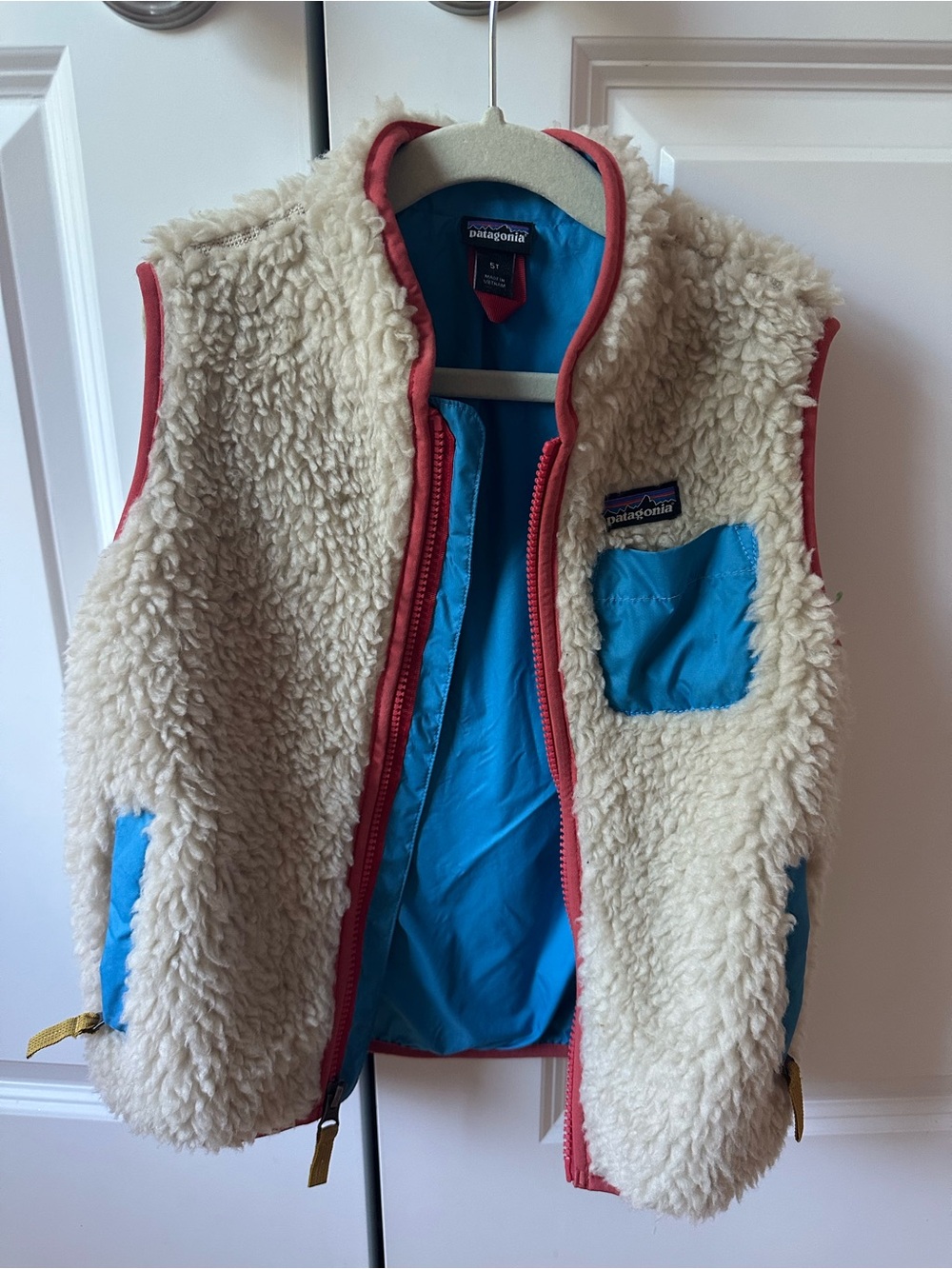 NWOT Patagonia Kids Cream Sherpa Vest with Blue Pockets and Red Trim